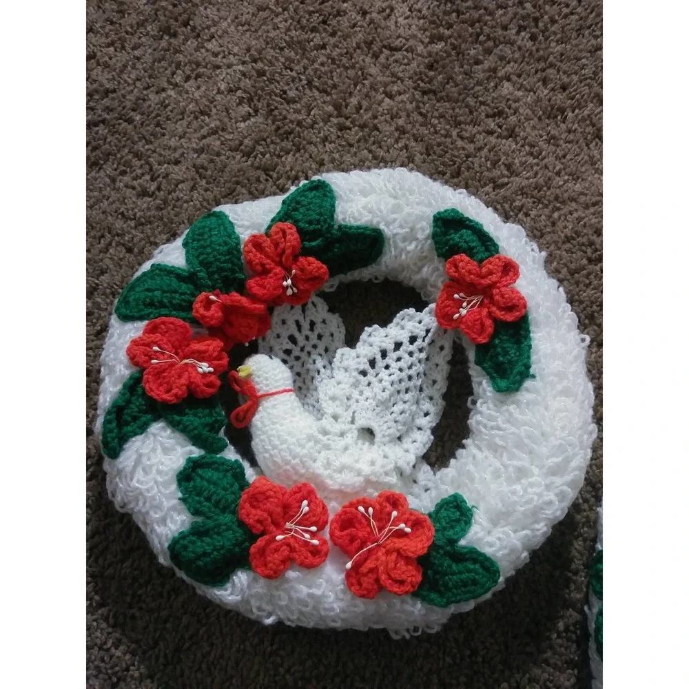 Vtg Christmas White Wreath Dove & Christmas Holly Crochet Holiday Wall Decor su1